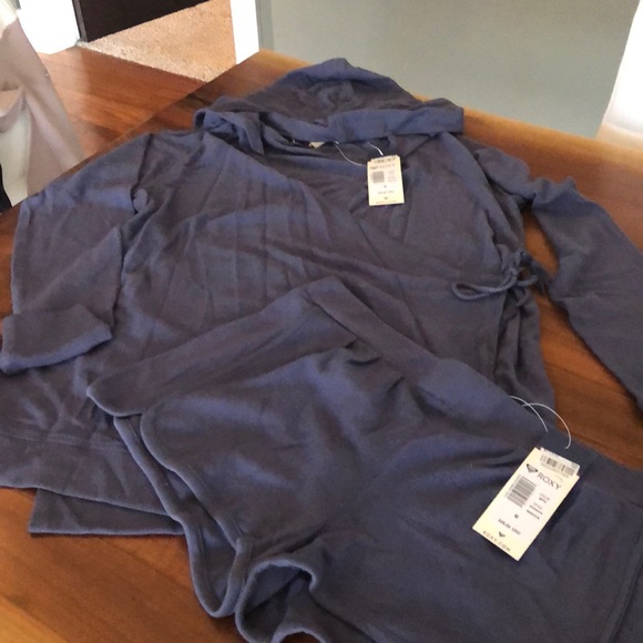 Roxy short set. - Picture 1 of 3